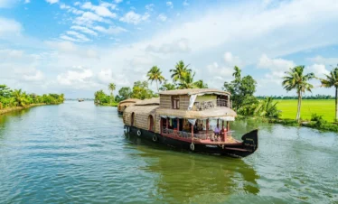 🌴 Enchanting Kerala Backwaters Tour
